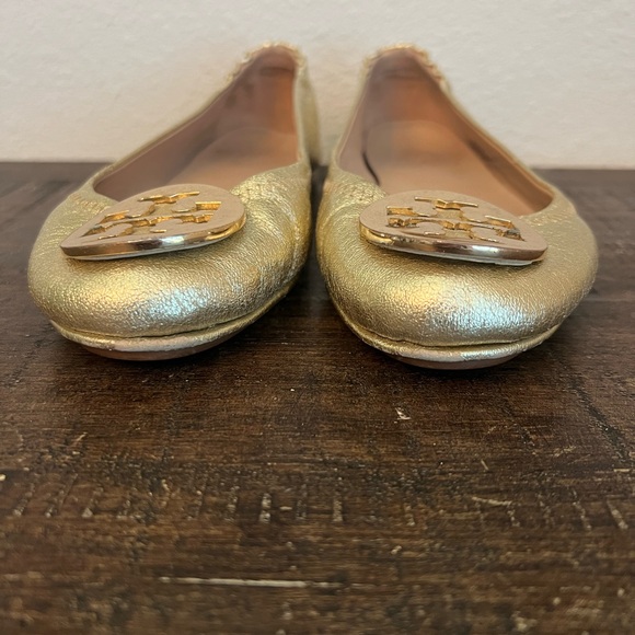 Tory Burch Reva Gold Ballet Flats Leather Metal Logo Medallion Size 5 - Picture 3 of 11